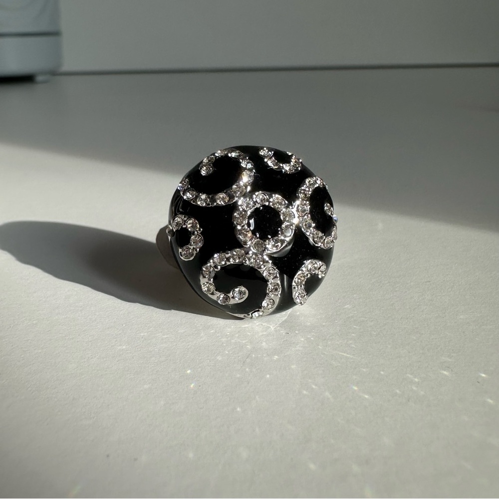 Free w/ Purchase 🎁 Crystal Swirl Black Silver Ring